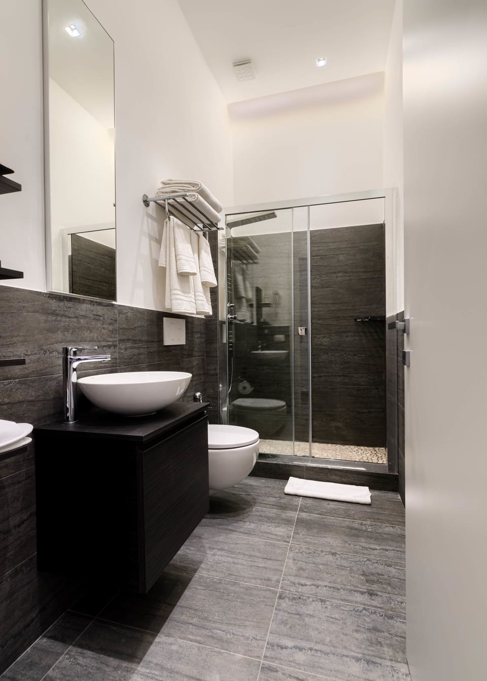 Superior Double Room | Bathroom | Shower, free toiletries, hair dryer, slippers