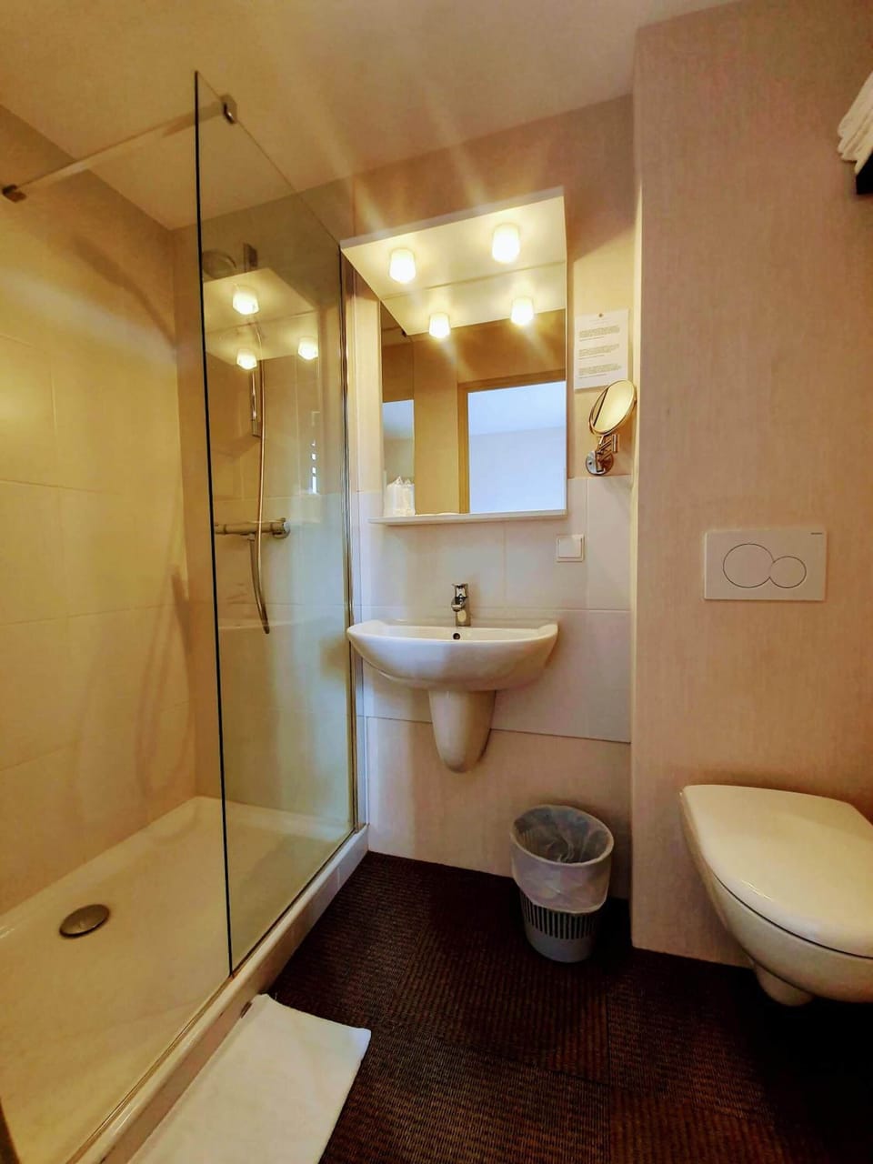 Shower, free toiletries, hair dryer, towels