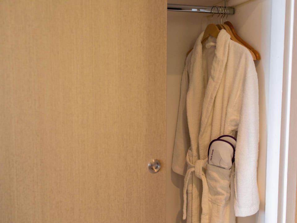 Premium bedding, in-room safe, desk, soundproofing