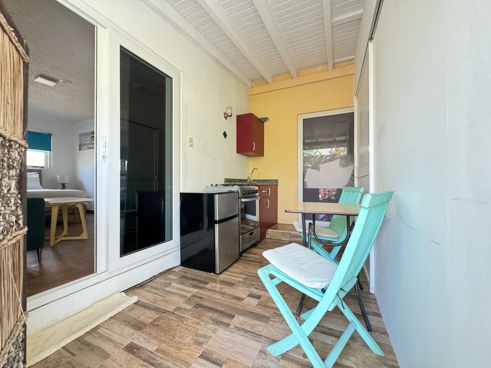 Basic Room | Private kitchen | Fridge, microwave, stovetop, coffee/tea maker
