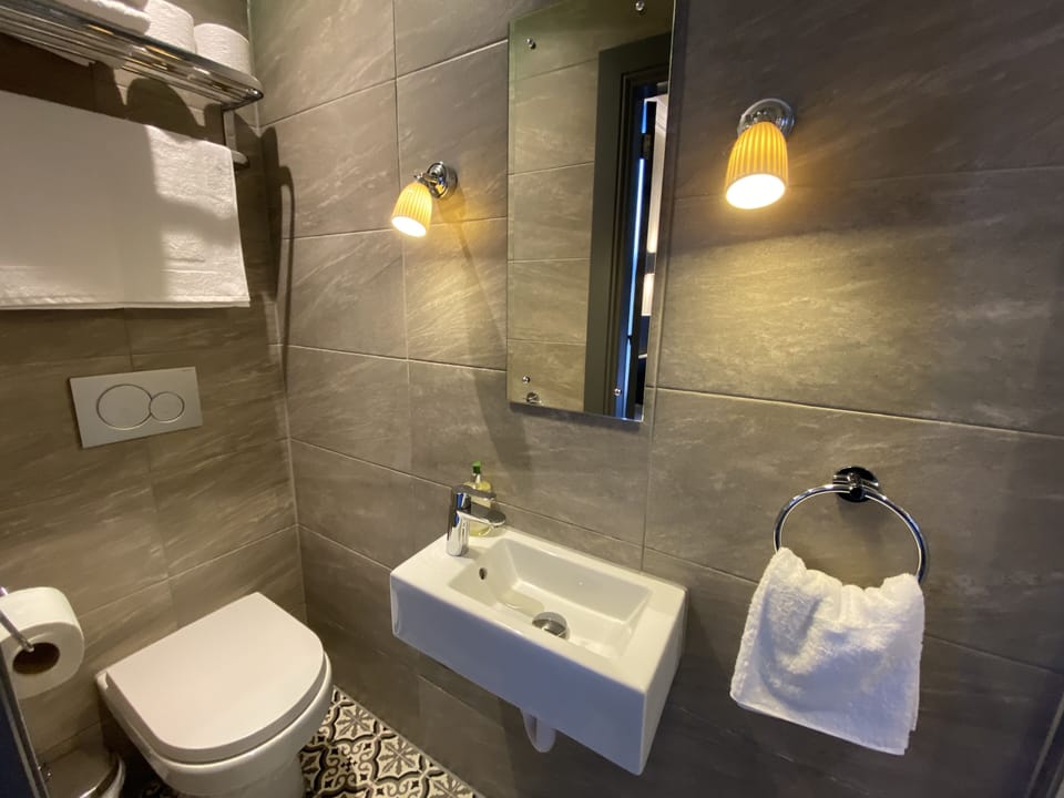 Double En-suite | Bathroom | Shower, hair dryer, towels