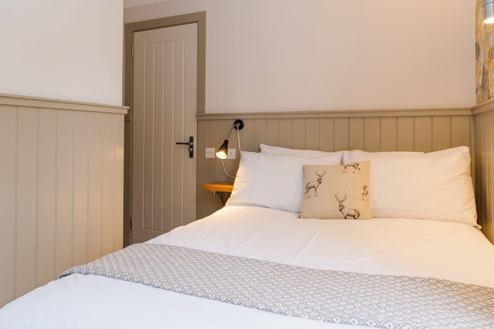 Double En-suite | Desk, iron/ironing board, free WiFi