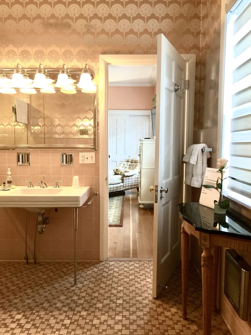 Full Suite, Fireplace | Bathroom | Combined shower/tub, designer toiletries, hair dryer, bathrobes