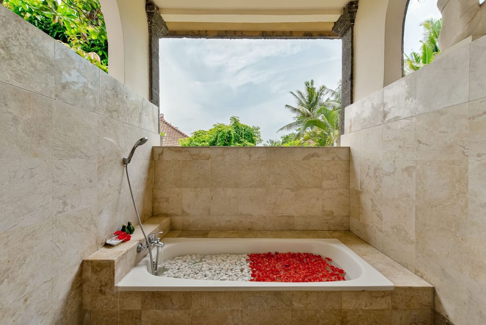 Two Bedroom Family Room | Bathroom | Combined shower/tub, rainfall showerhead, free toiletries, hair dryer