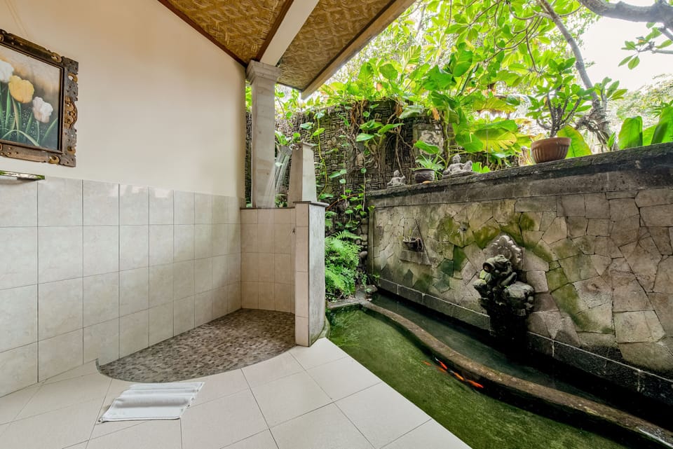 Superior Garden Tea House | Bathroom | Combined shower/tub, rainfall showerhead, free toiletries, hair dryer