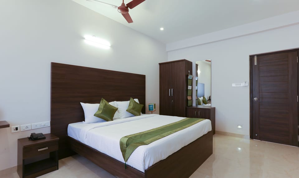 Deluxe Room | Desk, iron/ironing board, rollaway beds, free WiFi