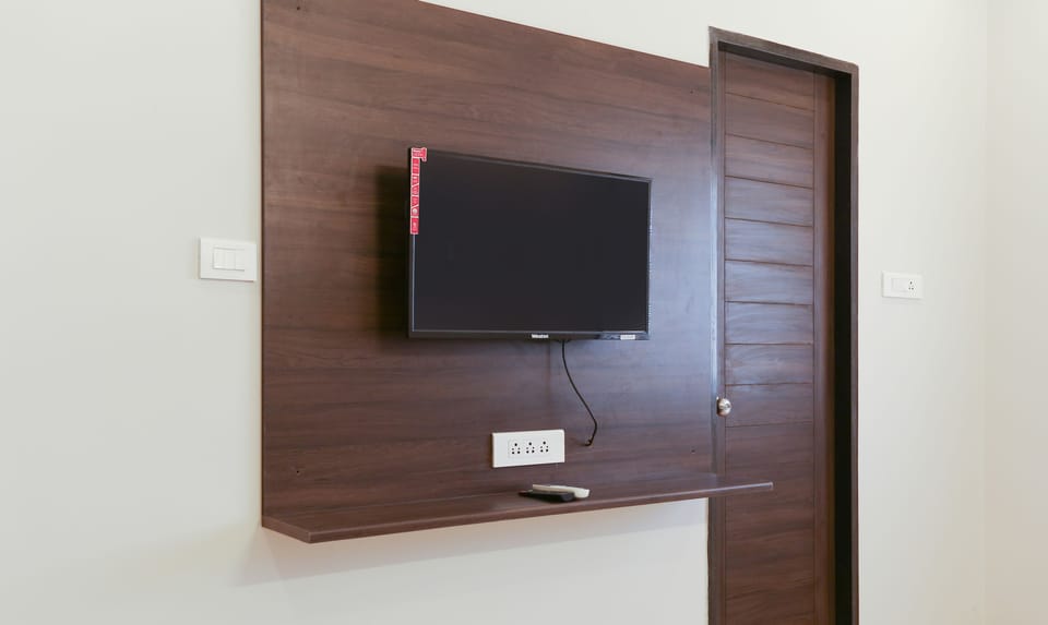 Deluxe Room | Desk, iron/ironing board, rollaway beds, free WiFi