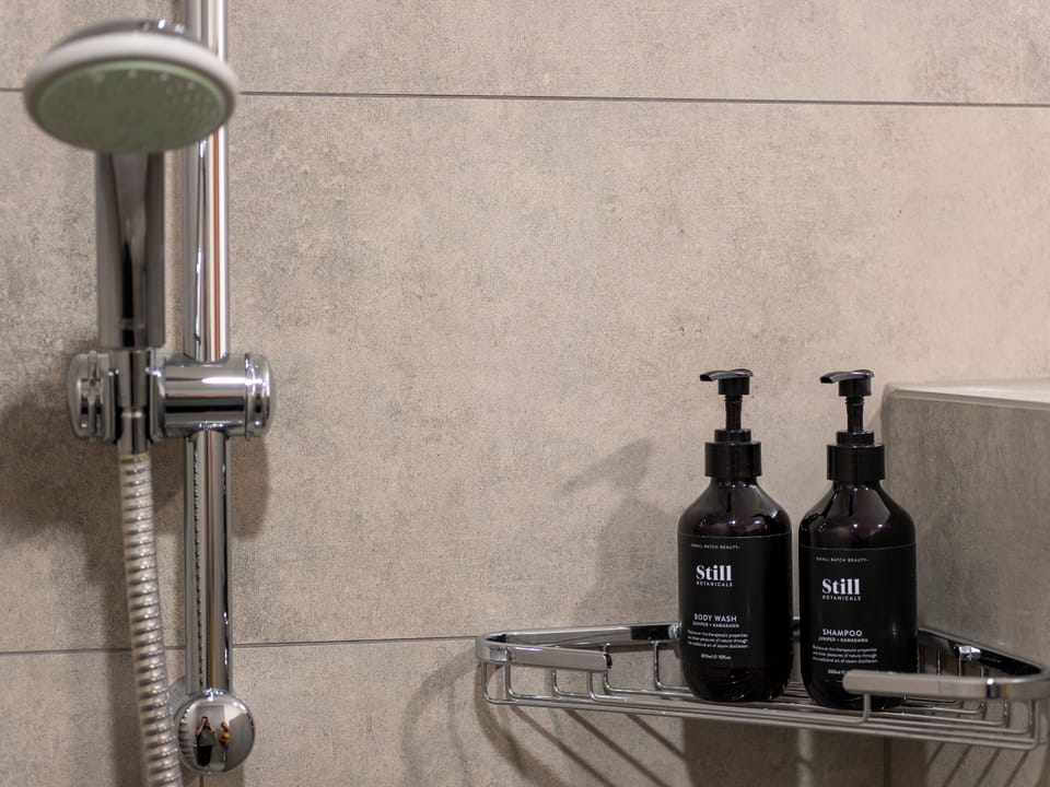 Superior Room, 1 King Bed | Bathroom | Free toiletries, hair dryer, towels, soap