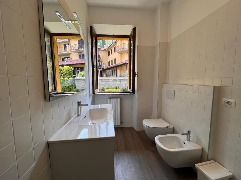 Combined shower/tub, deep soaking tub, free toiletries