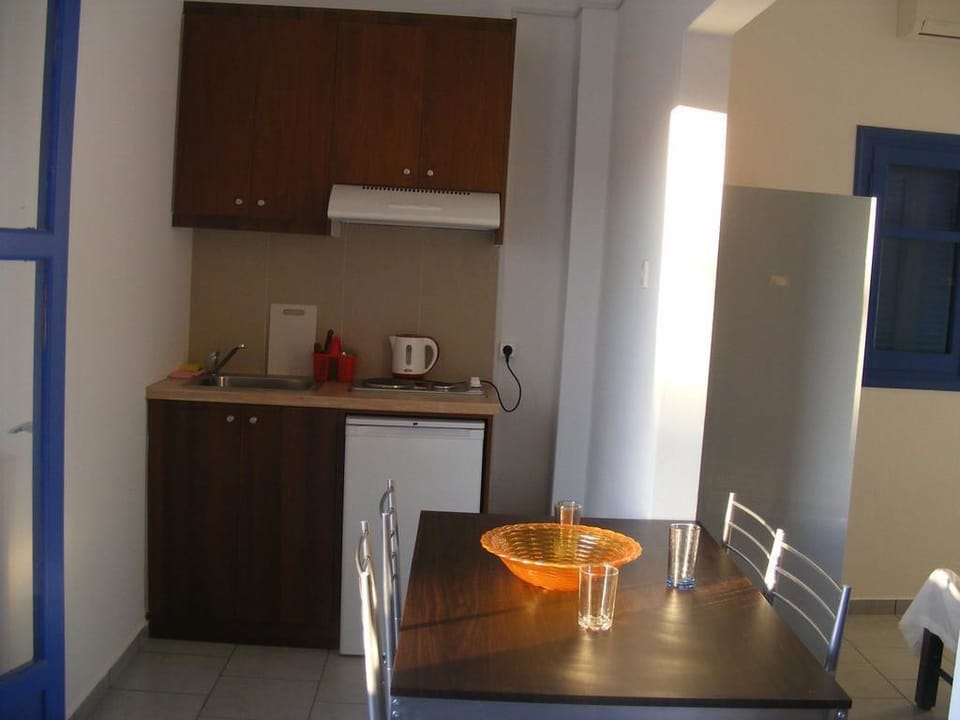 Superior Apartment | Private kitchenette | Fridge, stovetop, coffee/tea maker, electric kettle