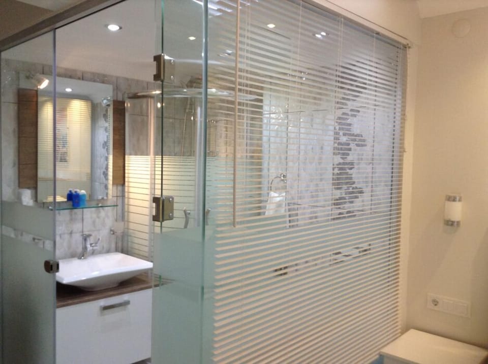 Comfort Double Room, 1 Queen Bed, Sea View | Bathroom | Free toiletries, slippers, towels