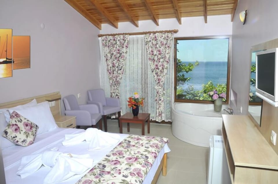 Deluxe Double Room, Jetted Tub, Sea View | Premium bedding, minibar, in-room safe, soundproofing
