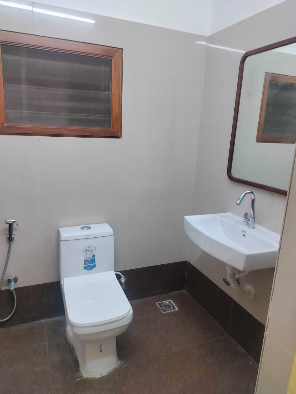 Shower, free toiletries, towels