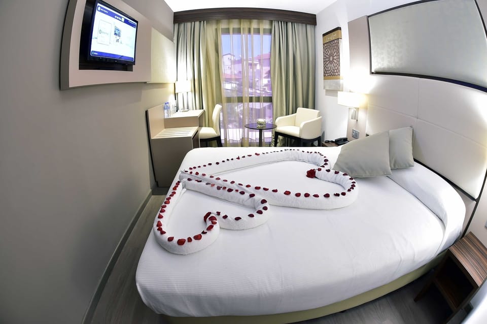 Junior Suite | Minibar, in-room safe, desk, soundproofing