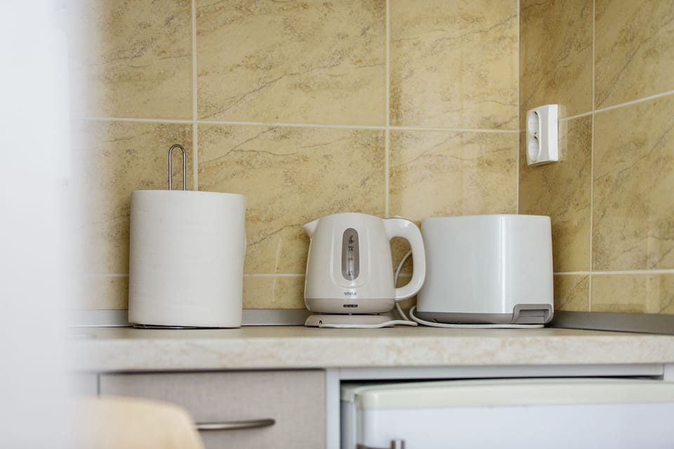 Standard Double Room, Garden View | Private kitchenette | Cookware/dishes/utensils