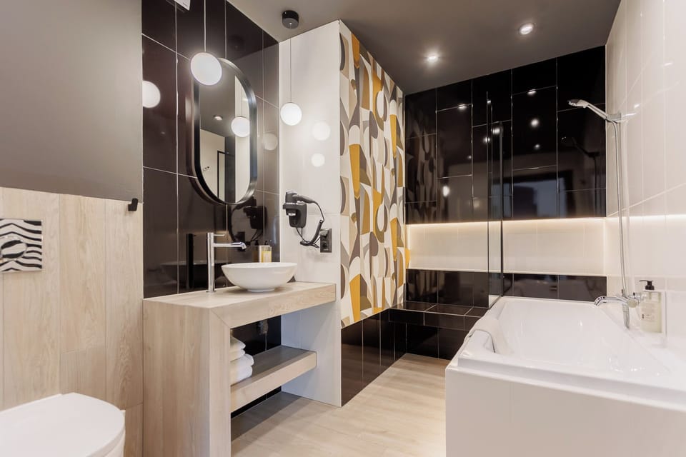 Executive Suite | Bathroom | Free toiletries, hair dryer, towels