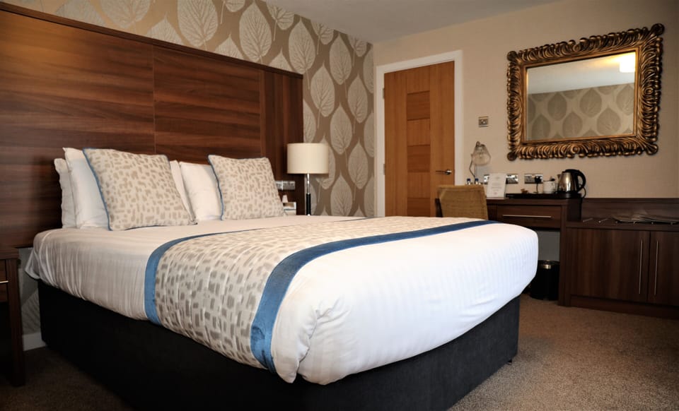 Superior Double Room, 1 King Bed, Mountain View | Premium bedding, blackout drapes, iron/ironing board, free WiFi