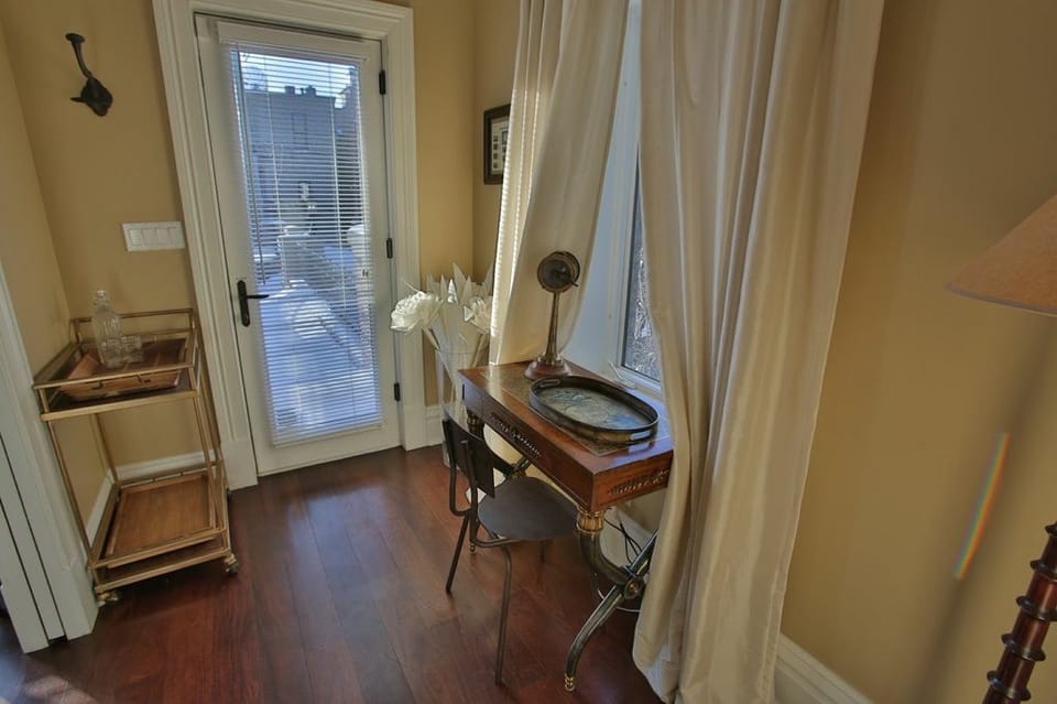 Venetian Suite | Living area | 40-inch flat-screen TV with digital channels, TV, fireplace