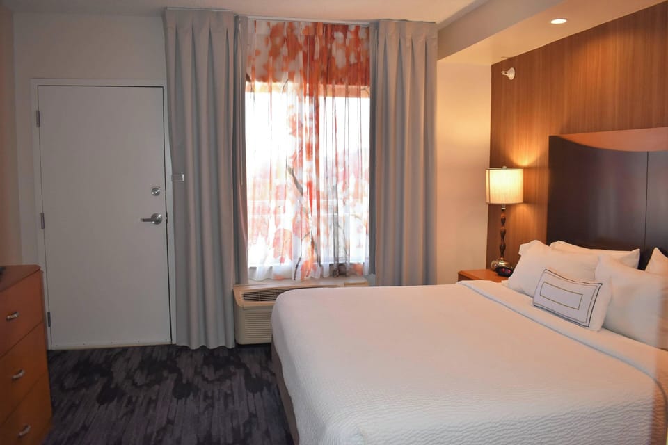 Executive Suite, 1 King Bed with Sofa bed, Balcony | In-room safe, desk, blackout drapes, iron/ironing board