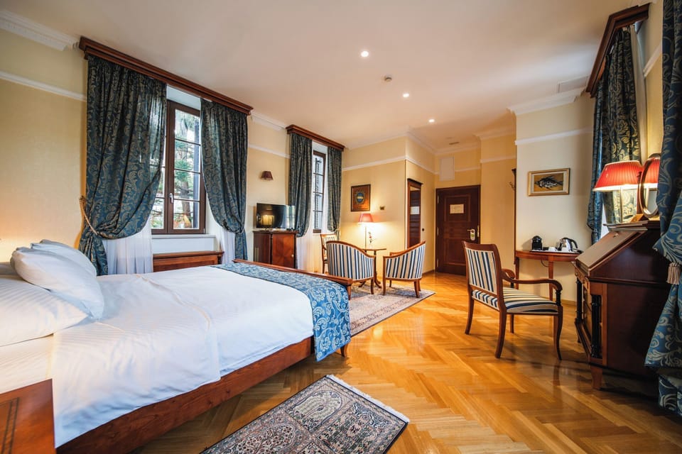 Deluxe Double Room | Hypo-allergenic bedding, minibar, in-room safe, individually decorated
