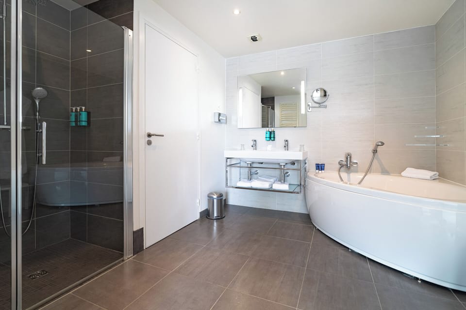 Superior Triple Room, Balcony, Sea View | Bathroom | Rainfall showerhead, free toiletries, hair dryer, towels