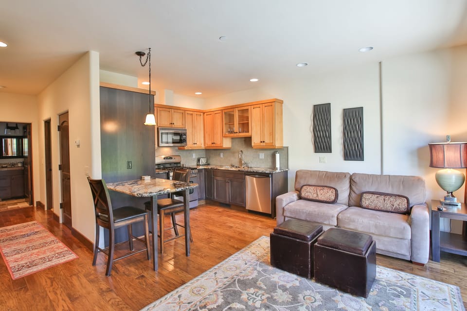 Superior Room, 1 Queen Bed with Sofa bed (Carriage House) | Living area | 42-inch flat-screen TV with cable channels, TV