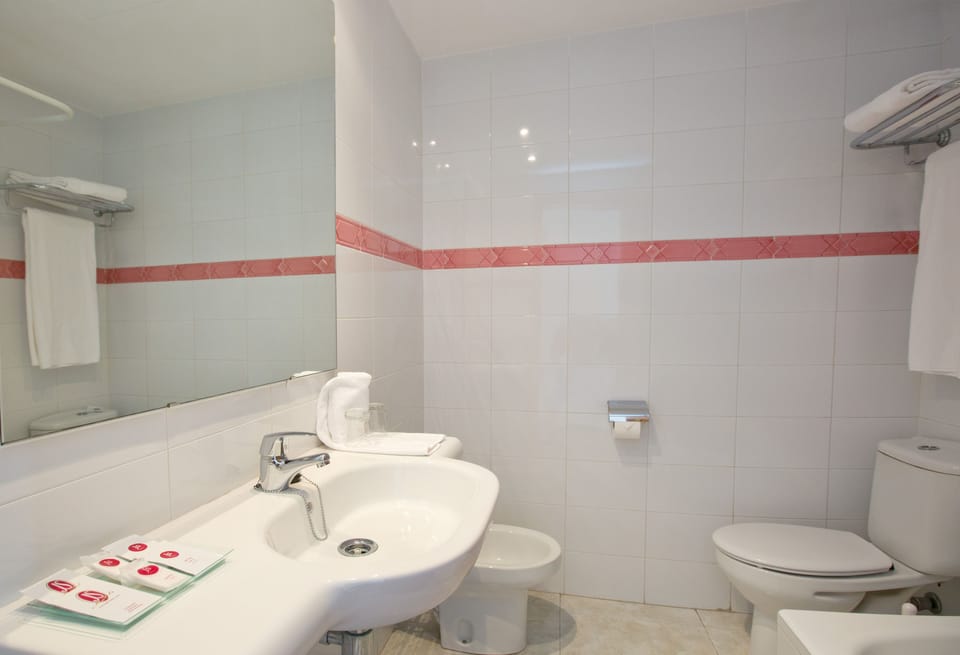 Combined shower/tub, hair dryer, bidet, towels