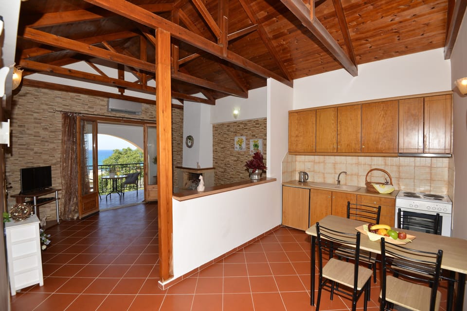 House, 1 Bedroom | Private kitchen | Fridge, microwave, oven, stovetop