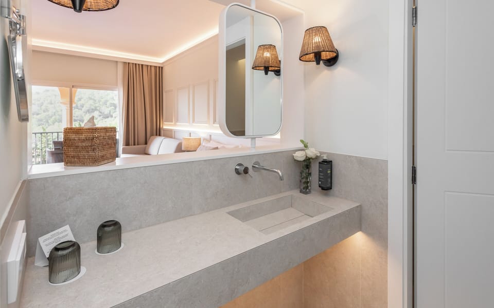 Deep soaking tub, free toiletries, hair dryer, towels