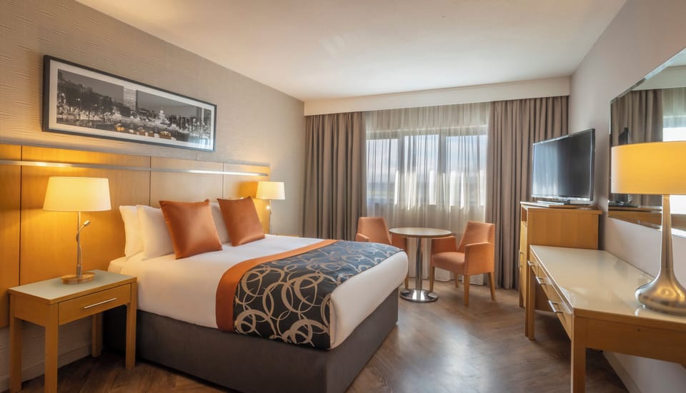 Deluxe King Room | Hypo-allergenic bedding, in-room safe, desk, laptop workspace