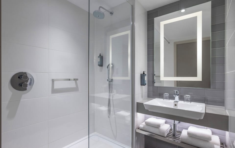 Combined shower/tub, designer toiletries, hair dryer, towels