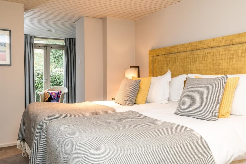 Plush Twin | Desk, WiFi (free), bed sheets