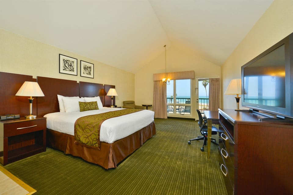 Standard Room, 1 King Bed, Balcony, Ocean View | Premium bedding, pillowtop beds, in-room safe, individually furnished