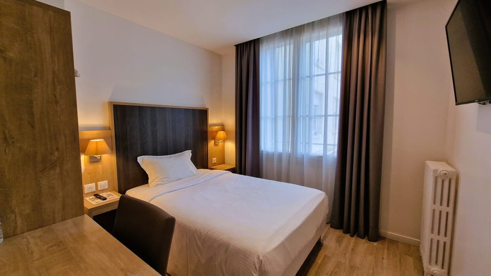 Single Room | Premium bedding, desk, laptop workspace, blackout drapes