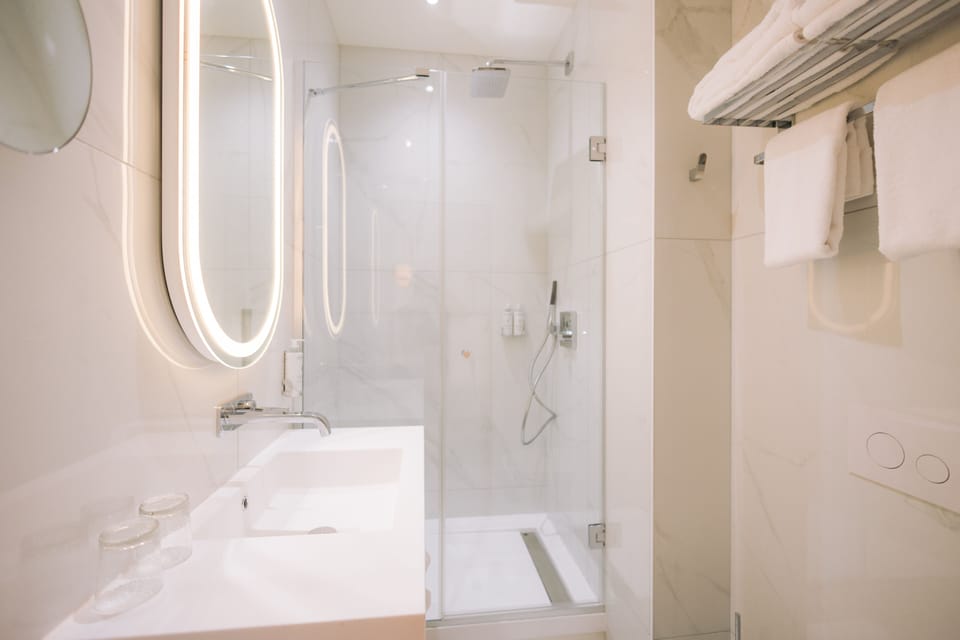 Standard Double Room | Bathroom | Shower, eco-friendly toiletries, hair dryer, slippers