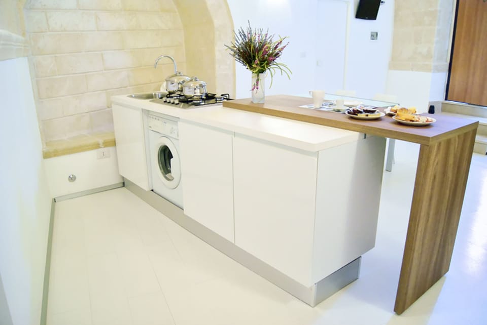 Design Suite, Kitchen | Private kitchenette | Fridge, coffee/tea maker, electric kettle