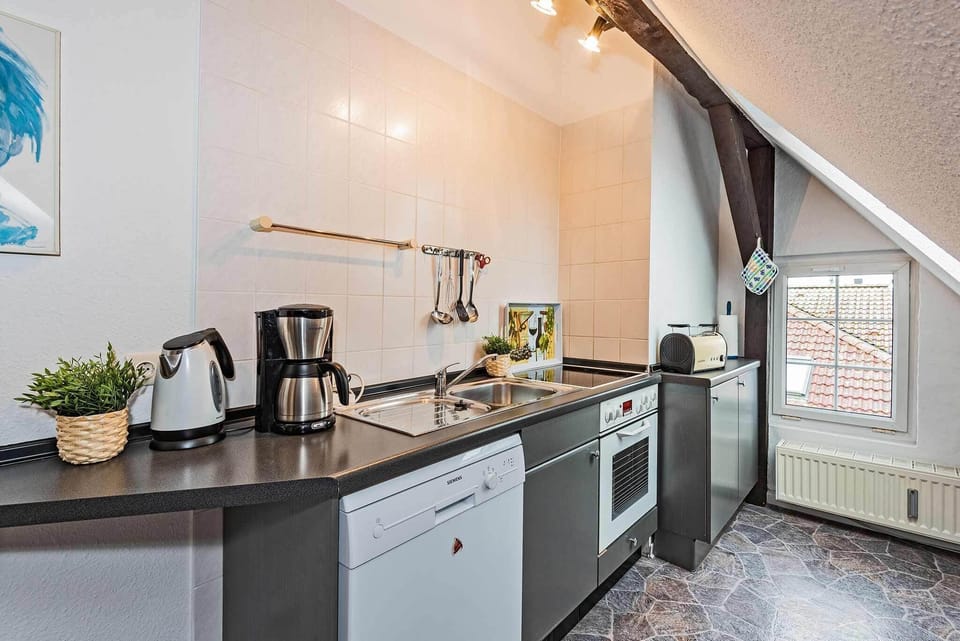 Dachstudio Aquamarin mit Meerblick | Private kitchen | Fridge, microwave, stovetop, coffee/tea maker