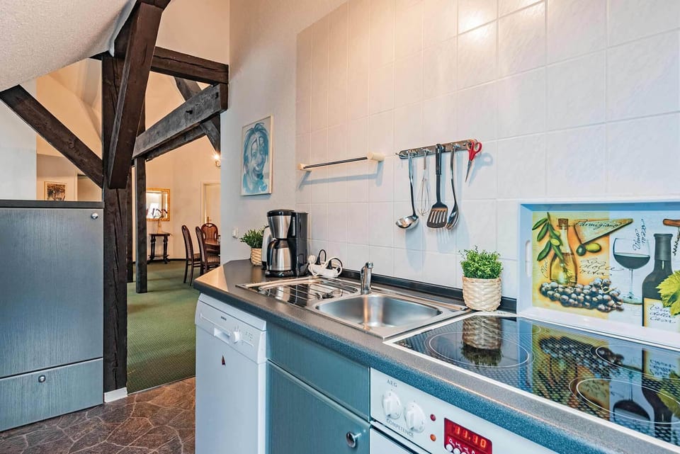 Dachstudio Aquamarin mit Meerblick | Private kitchen | Fridge, microwave, stovetop, coffee/tea maker