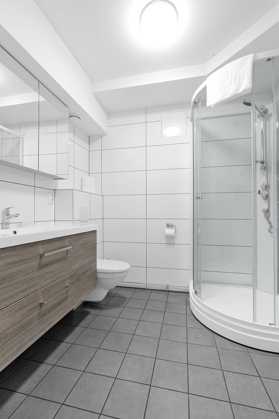 Standard Double or Twin Room, 2 Twin Beds, Non Smoking | Bathroom | Shower, towels