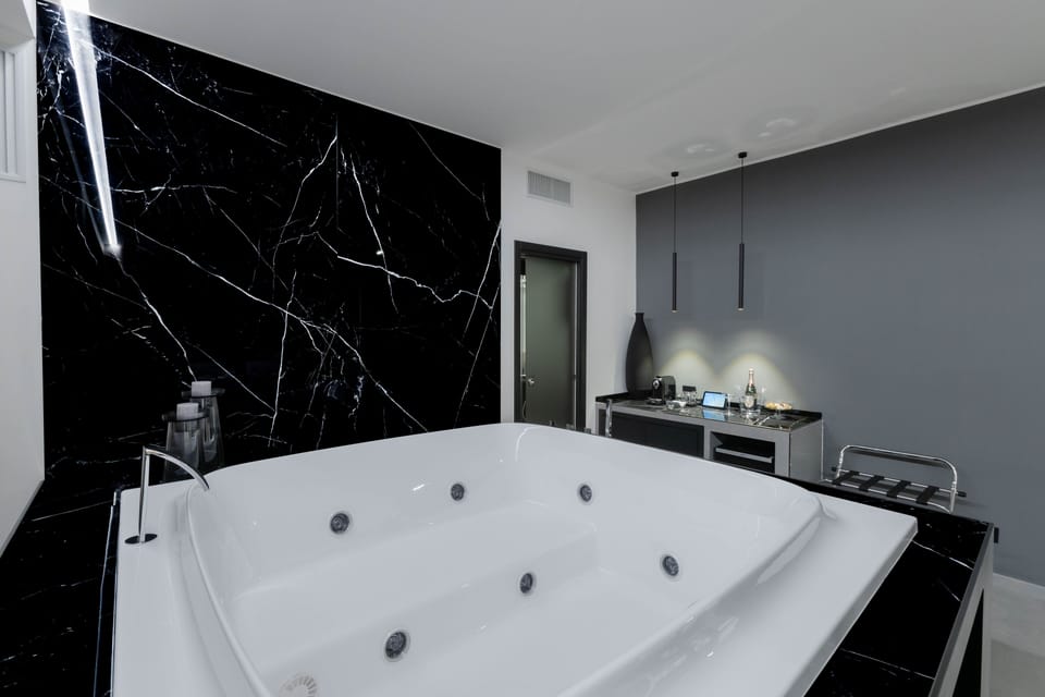 Luxury Suite, Balcony, City View | Private spa tub