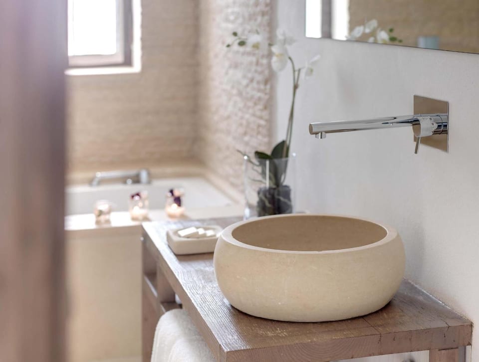 Combined shower/tub, free toiletries, hair dryer, bidet