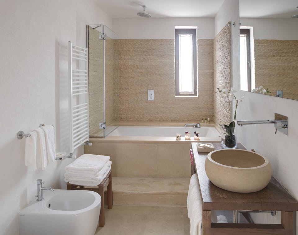 Deluxe Suite, Jetted Tub, Garden View | Bathroom | Combined shower/tub, free toiletries, hair dryer, bidet