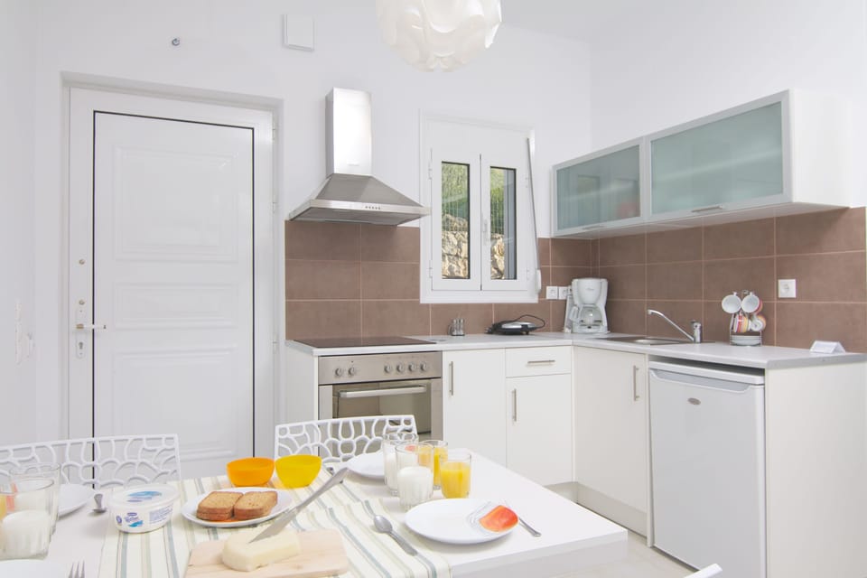 Apartment, 2 Bedrooms, Pool Access, Sea View | Private kitchenette | Fridge, microwave, oven, stovetop