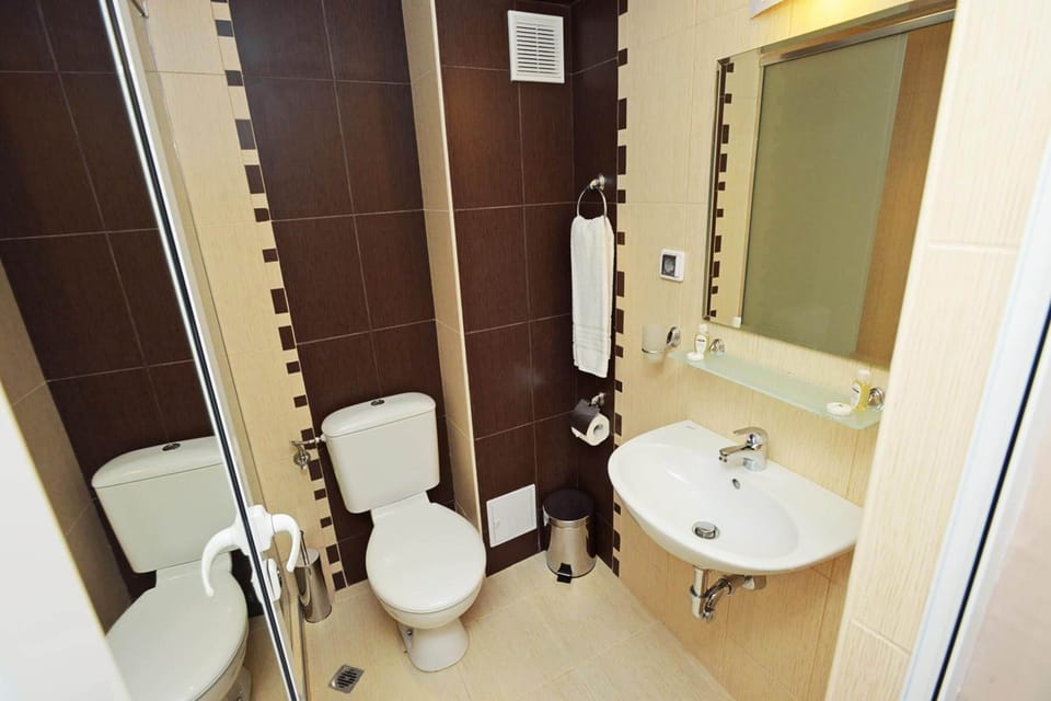 Combined shower/tub, hair dryer, towels