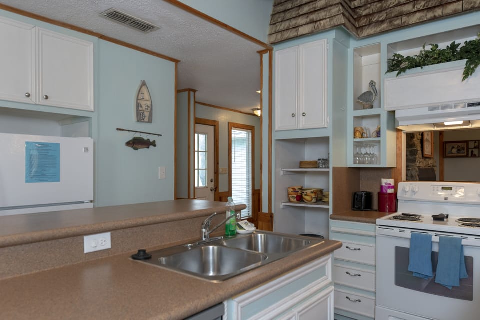Coffee/tea maker, full-size fridge, microwave, dishwasher