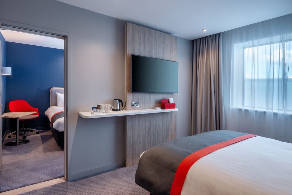 Premium bedding, in-room safe, desk, laptop workspace