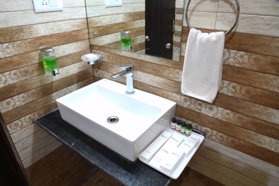 Deluxe Twin Room | Property amenity
