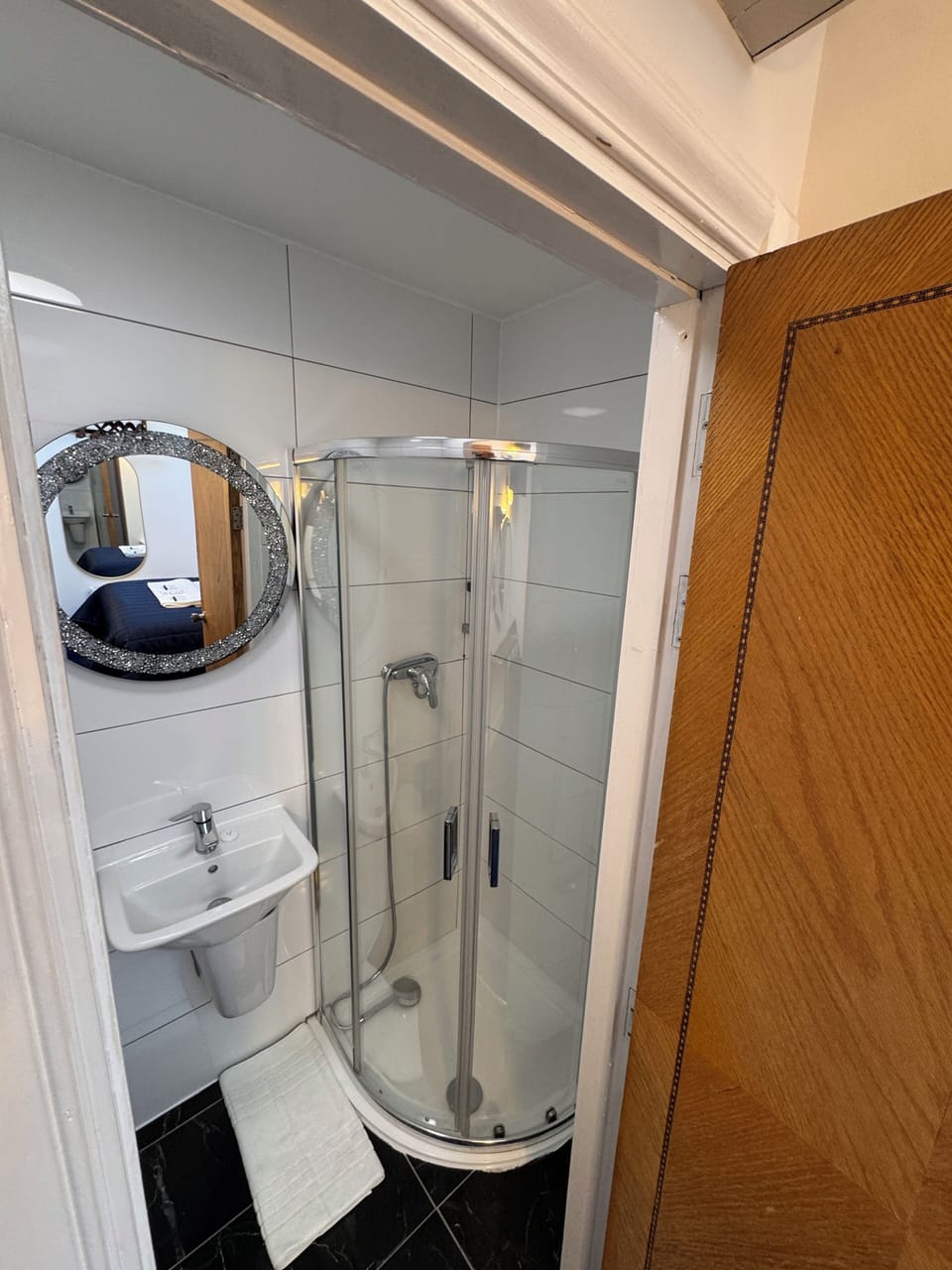 Economy Double Room | Bathroom | Shower, free toiletries, hair dryer, towels
