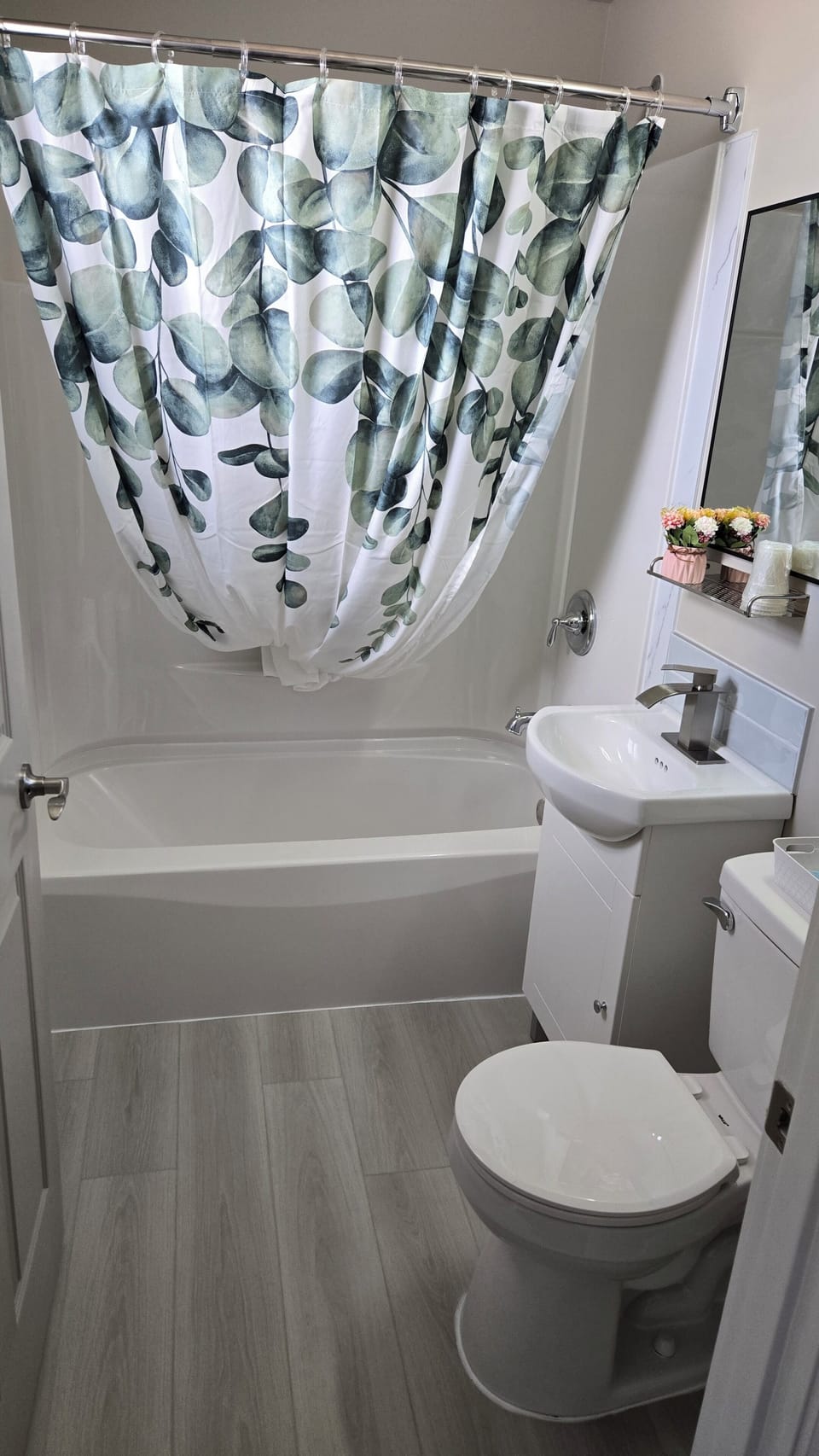 Basic Single Room, 1 Queen Bed | Bathroom | Shower, towels