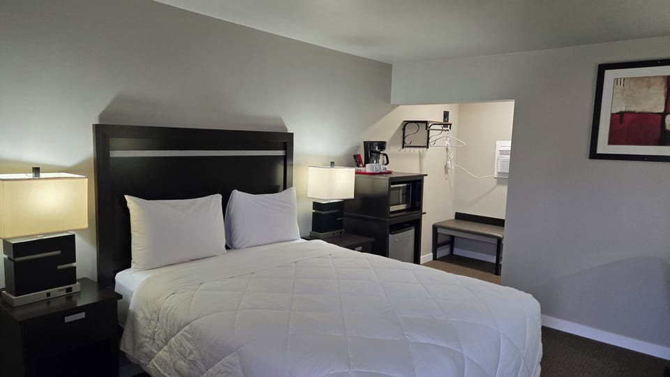 Basic Single Room, 1 Queen Bed | WiFi (free), bed sheets